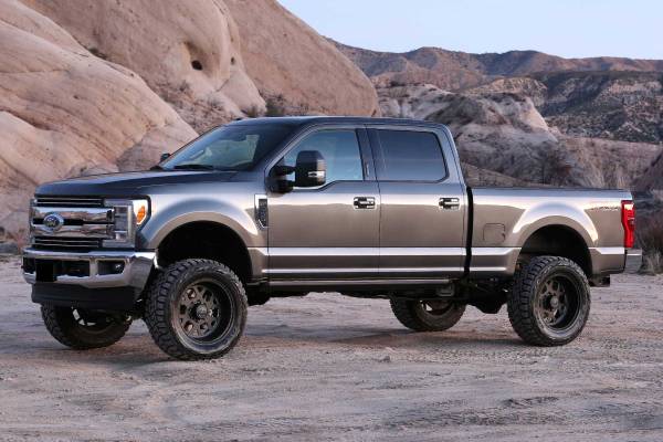 Fabtech - Fabtech 4" 4LINK SYS W/COILS & PERF SHKS 17-20 FORD F250/F350 4WD GAS K2254