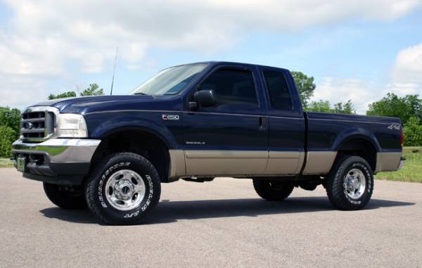 Rough Country - Rough Country 2.5in Ford Leveling Lift Kit w/ V2 Shocks (99-04 F-250/350 4WD) 48970